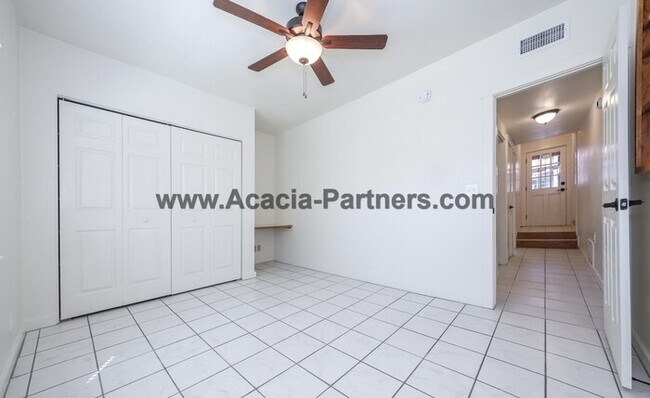 Building Photo - Historic Four Bedroom HOme