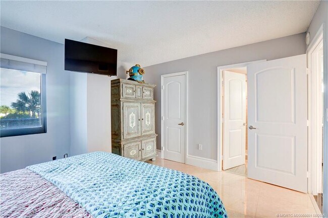 Building Photo - 10410 S Ocean Dr