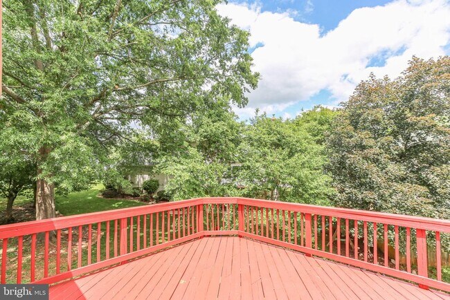 Building Photo - 64 Spring Lake Dr