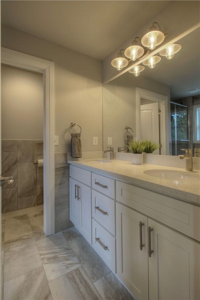 Building Photo - All inclusive master suite with private ba...