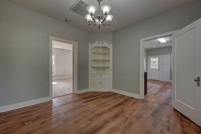 Building Photo - 909 W Main St