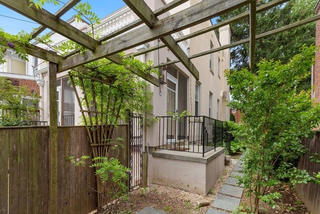 Building Photo - Available Now! 4 Bedroom  3.5  Bathroom Townhouse //Woodley Park// Garage, Driveway & 3 Levels of...