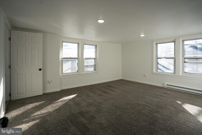 Building Photo - 729 Main St