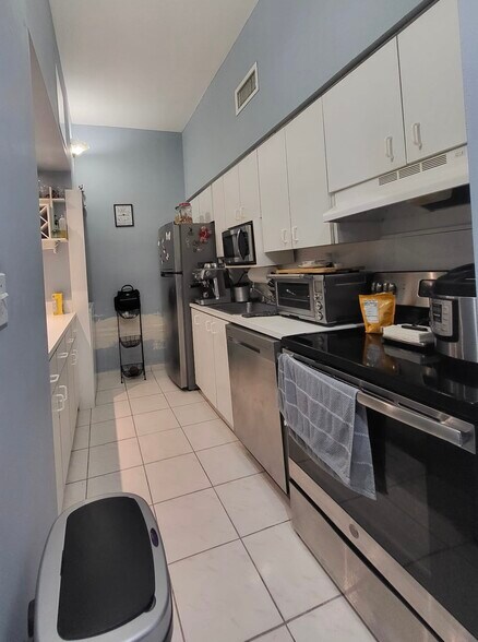 Building Photo - 7400 W 20th Ave