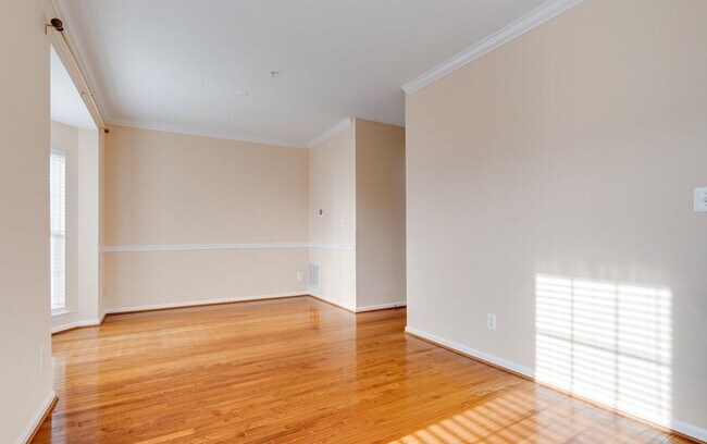 Building Photo - Charming Abingdon Townhome with Modern Upgrades!