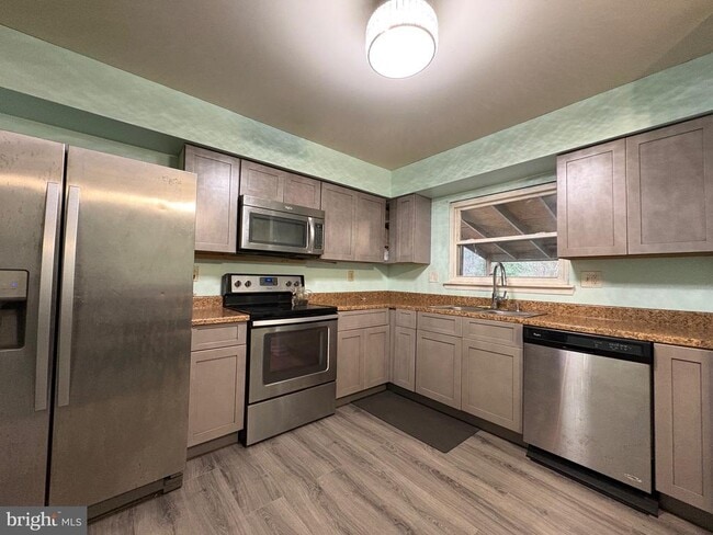 Building Photo - 2000 English Oak Ct