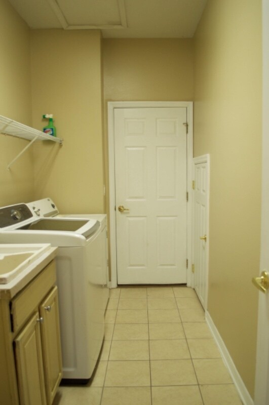 Building Photo - 6220 Hedgesparrows Ln