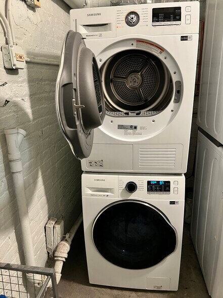 Building Photo - 646 W Bittersweet Pl