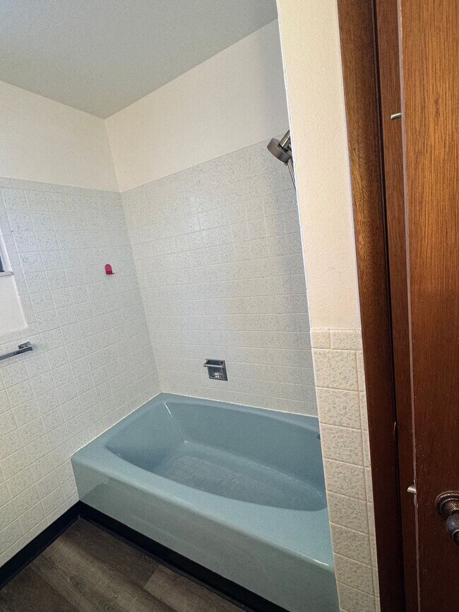 Building Photo - Country living at its best! Traditional farm house avail NOW