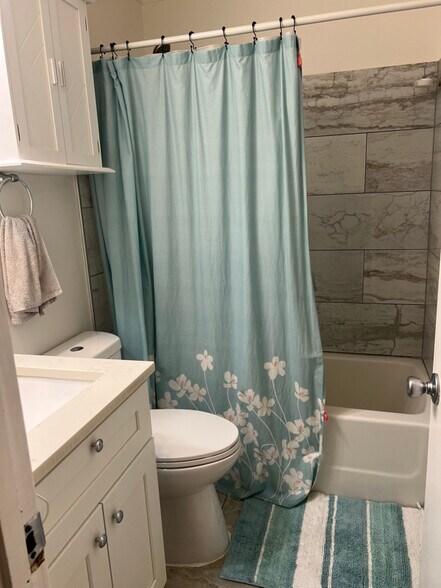 Building Photo - 6130 Winview Dr