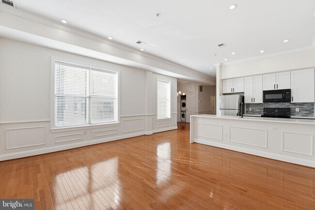 Building Photo - Spectacular 2 LEVEL, 2BR, 2BA unit