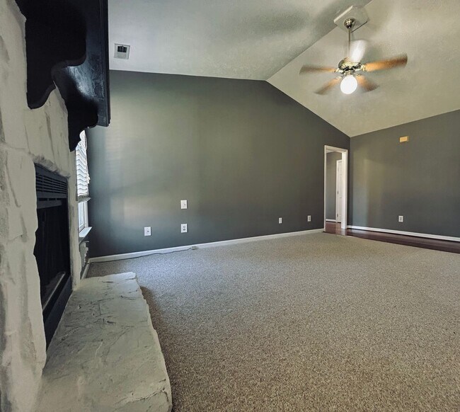 Building Photo - 205 Sparrow Dr