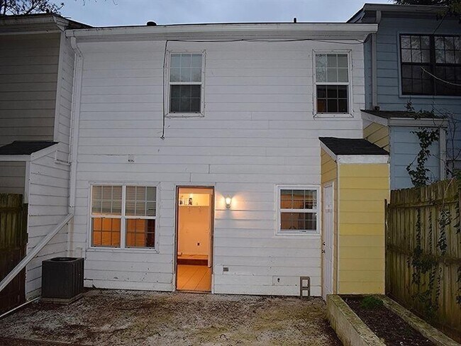 Building Photo - 2065 Vernon Commons