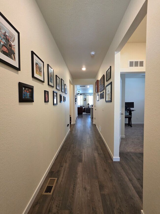 Building Photo - Beautiful Newer Build 3 Bedroom Home in Be...