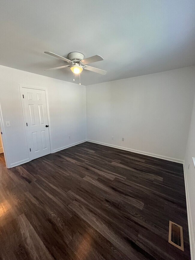 Building Photo - 154 Lullwater Dr
