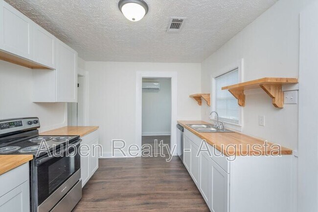 Building Photo - 2524 Rhodes Dr