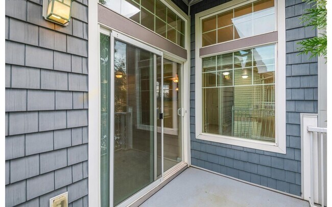 Building Photo - Bright 2BR / 2BA End-Unit Tanasbourne Condo w/ High Ceilings, Gas Fireplace, Private Balcony + At...
