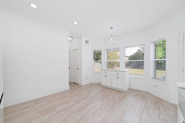Building Photo - 5214 Bay Pines Dr