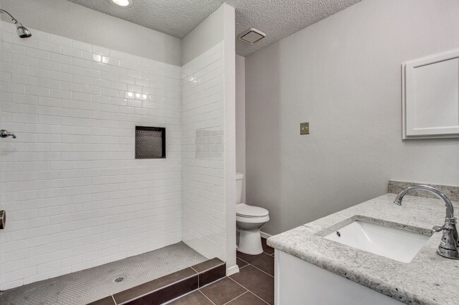 Building Photo - 3 Bedroom Duplex - Updated and Bright - Av...