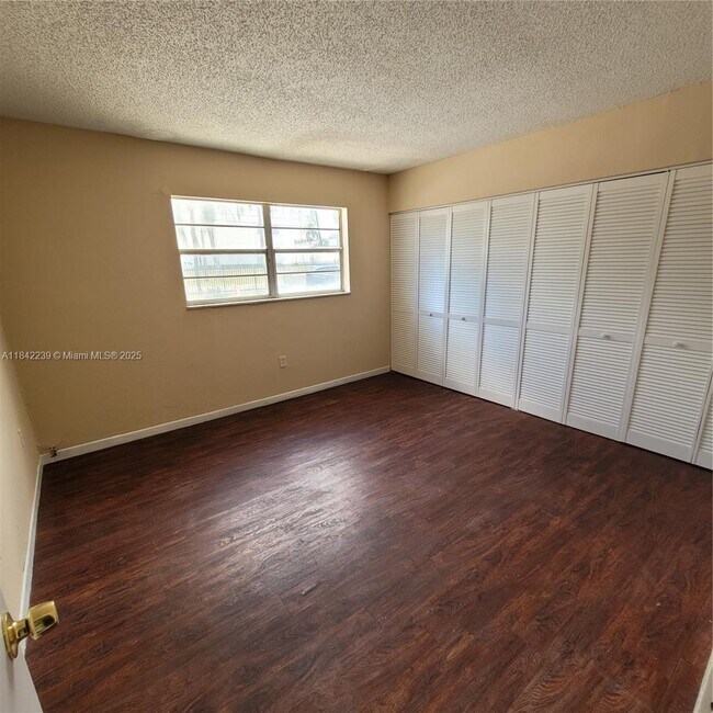 Building Photo - 5100 SW 41st St