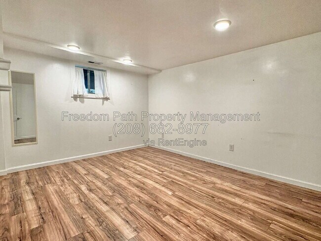Building Photo - 421 S 11th St