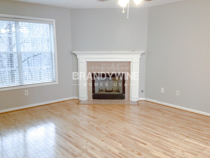 Building Photo - 687 Lakes Cir