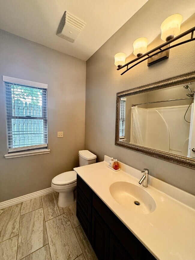 Building Photo - 723 N Lakeview Dr