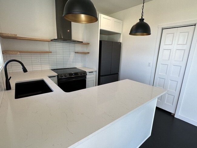 Building Photo - A Bright & Contemporary Home in Pasco