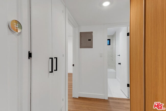 Building Photo - 950 Havenhurst Dr