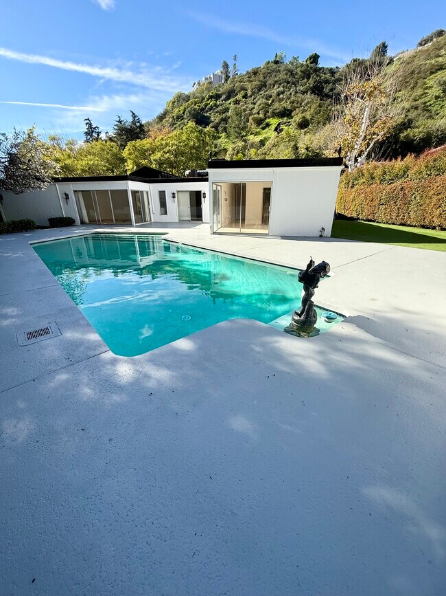 Building Photo - 936 Chantilly Rd