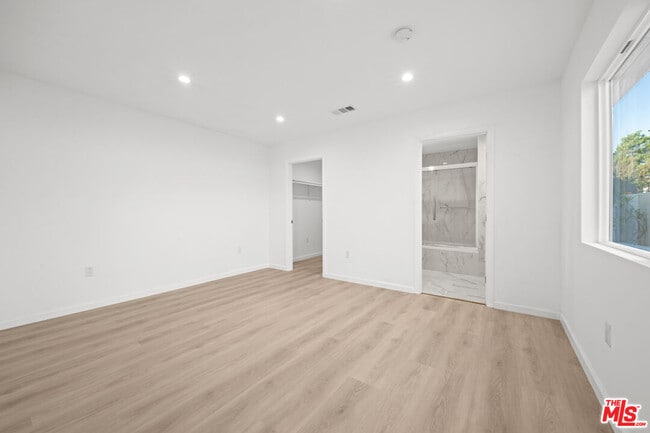 Building Photo - 1642 S Crest Dr