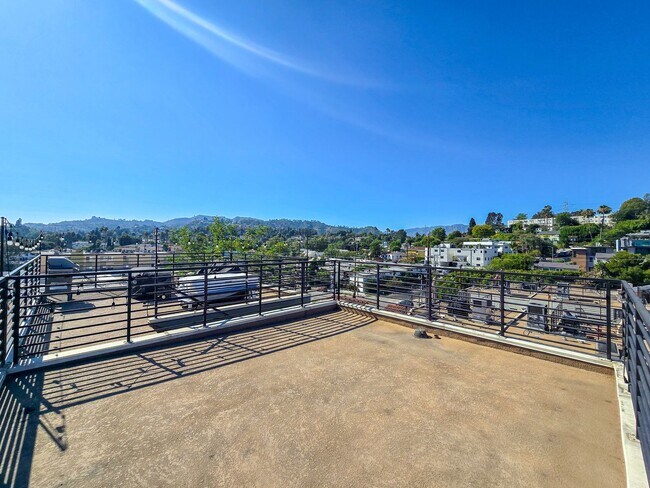 Building Photo - Luxury Townhome Centrally Located in Silver Lake!