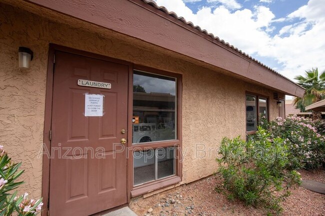 Building Photo - 2121 W Royal Palm Rd