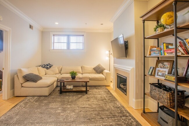 Building Photo - Amazing 1 BR/1 BA Condo in Dupont Circle!