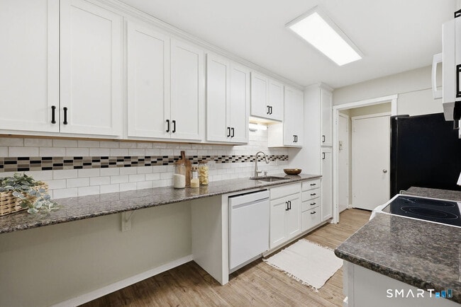 Building Photo - 42 Library Ln