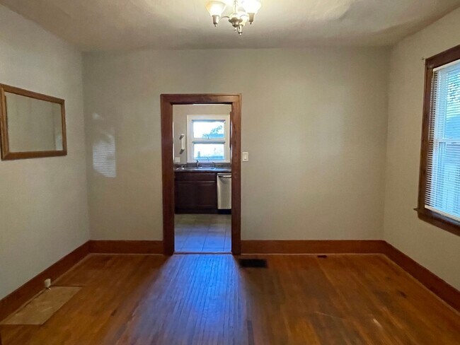 Building Photo - 904 N Busey Ave