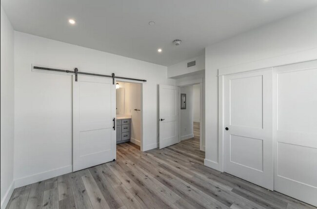 Building Photo - 1/2 of 1st months rent! Condo for Rent- Wa...