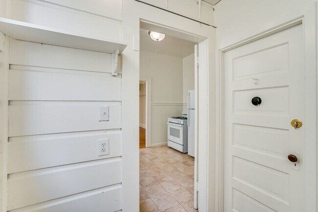 Building Photo - Top Floor Presidio Heights 1BD/1BA. On-sit...
