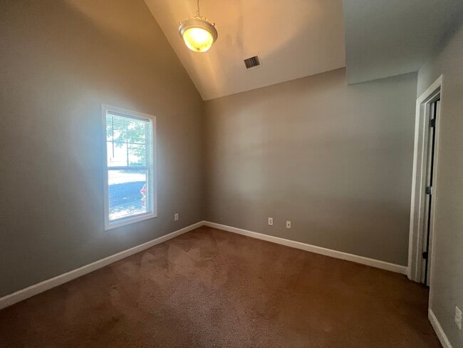 Building Photo - 588 Lakeside Valley Dr