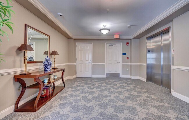 Building Photo - Super-Cool Lower Penthouse Condo Available 05-07-26!! Secured Entry, Garage Parking, Pet-Friendly!