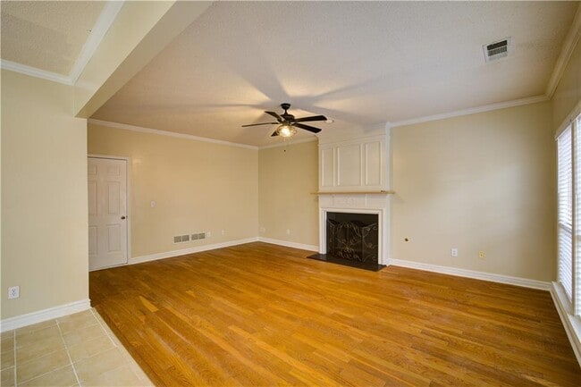 Building Photo - 1060 Lyndhurst Way