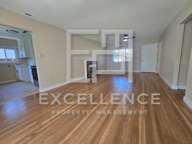 Building Photo - Freshly Updated, New Kitchen, Refinished R...