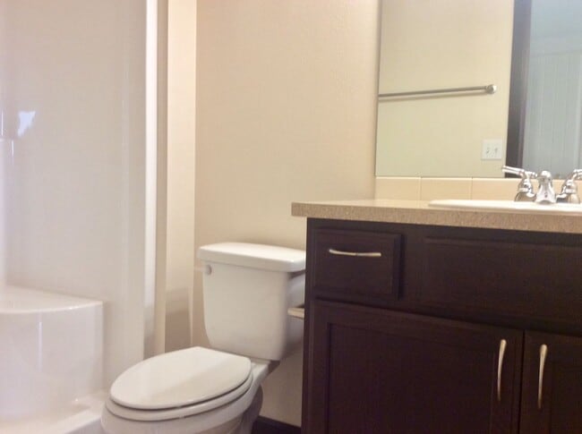 Building Photo - Beautiful, spacious townhouse for rent