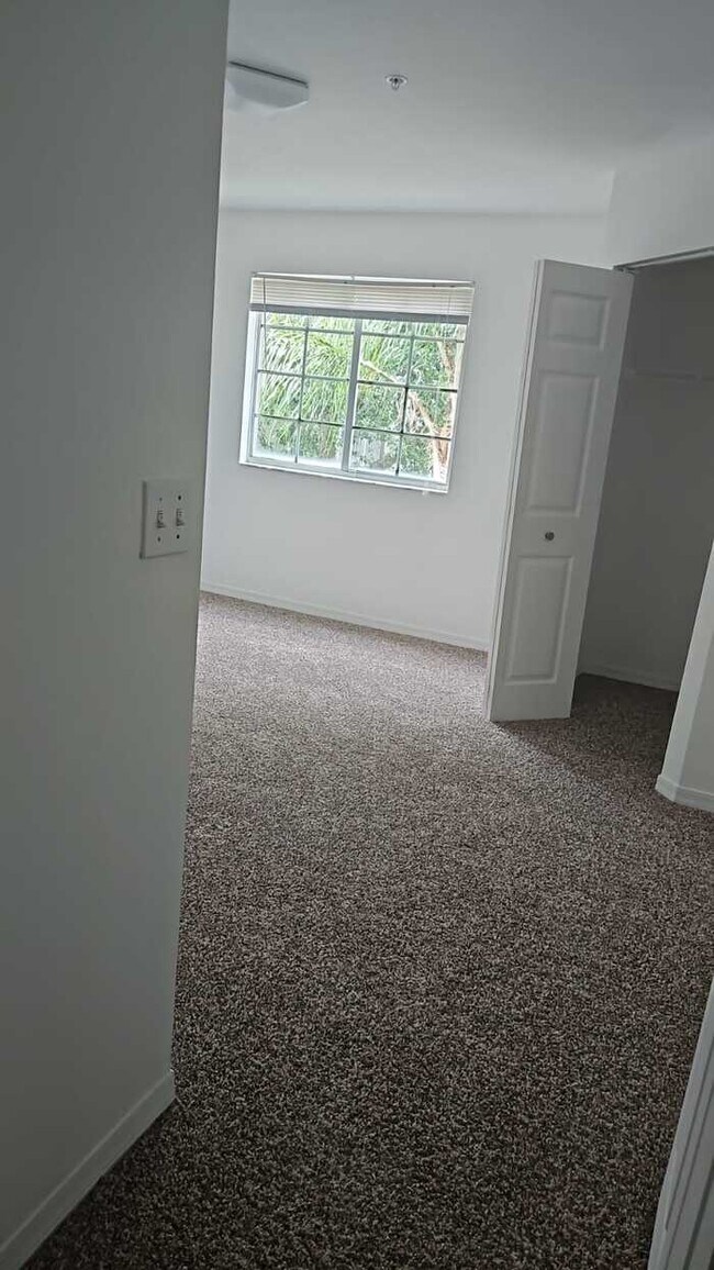 Building Photo - Spacious 2bed/2bath with nice vaulted ceil...