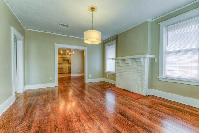 Building Photo - Beautifully renovated, open concept 3/2!