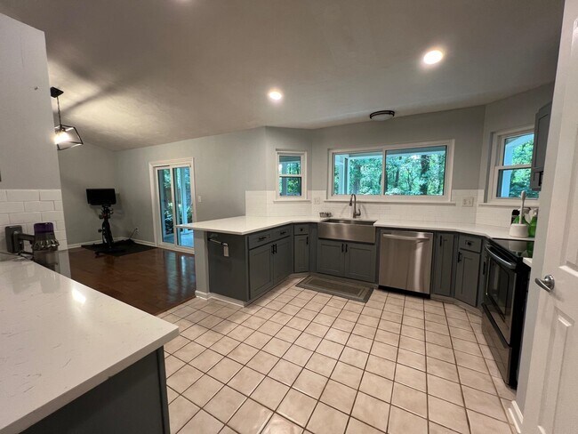 Building Photo - 1430 Blockford Ct W