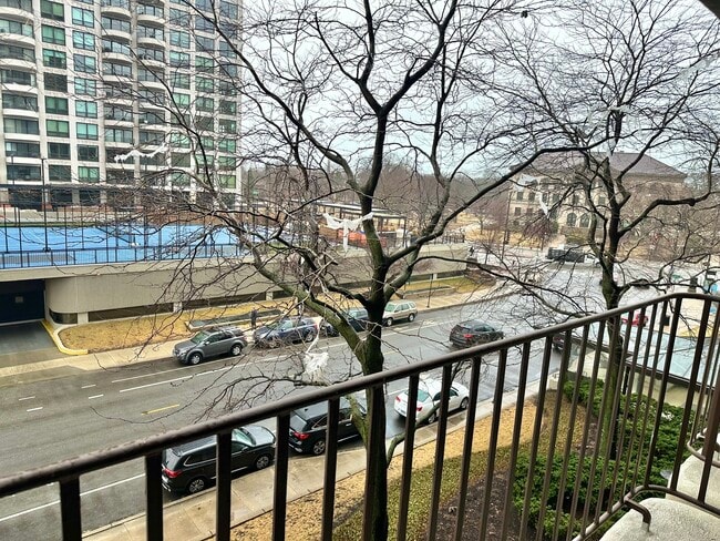 Building Photo - 1960 N Lincoln Park W