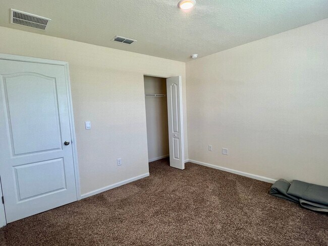 Building Photo - Available 11/1/24 Three bedroom two bath h...