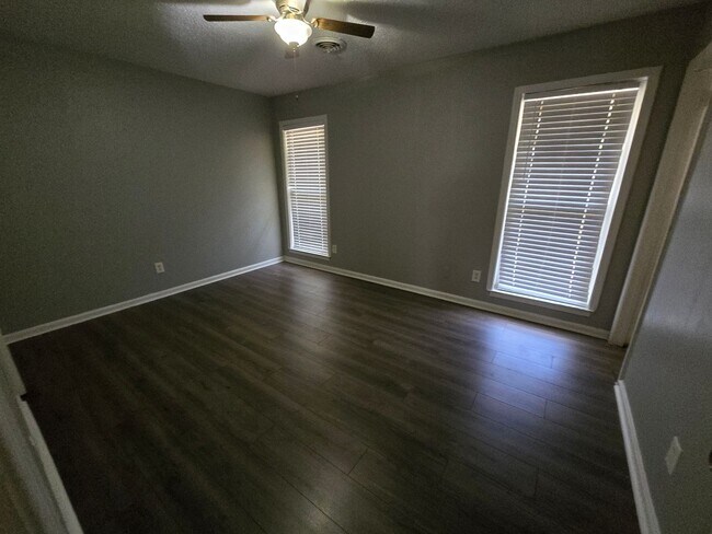 Building Photo - Living Room & Den in Dalraida