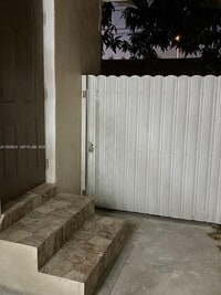 Building Photo - 541 E 16th St